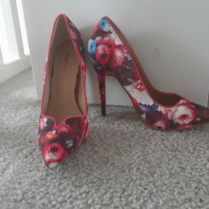 Beautiful floral pump size 10
